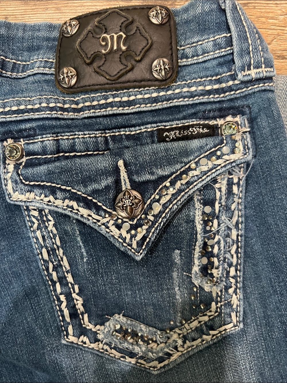 Miss Me Blue cropped Jeans with Embroidered Back Pockets - Picture 7 of 8